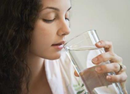 早上空腹喝什麼水最好？早上空腹喝白開水真能排毒嗎