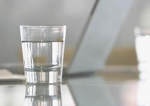 早晨起來喝淡鹽水好嗎？清晨正確喝水排出體內致癌物
