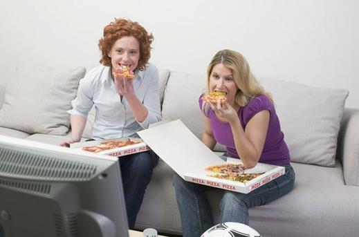 邊吃飯邊看電視易造成胃下垂及消化不良