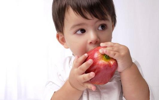 寶寶多大可以吃水果？吃蘋果要注意什麼？