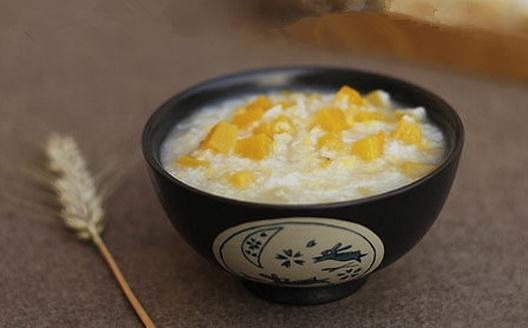 夏季清腸排毒的家常菜：花生小米粥