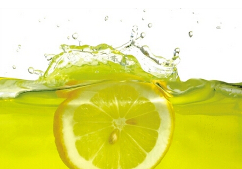檸檬泡水需要注意的事項-檸檬怎麼泡水才健康？