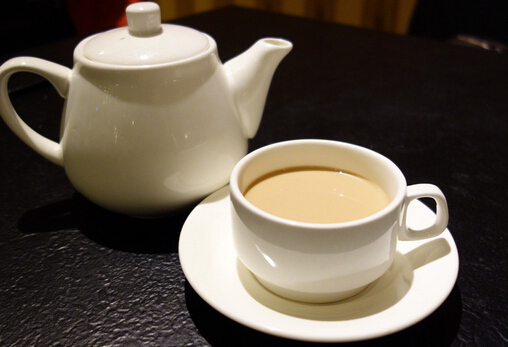 細數奶茶的四大罪狀-一杯奶茶等於一碗飯？