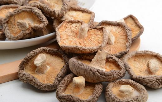 老人吃菌菇能預防心血管疾病