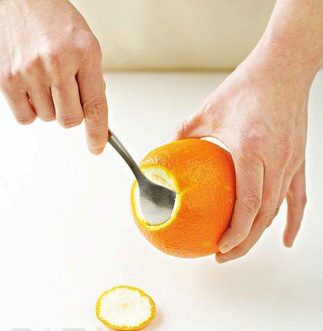 橙子怎麼剝皮？橙子剝皮方法，怎樣給橙子去皮妙招：湯匙巧剝橙子皮