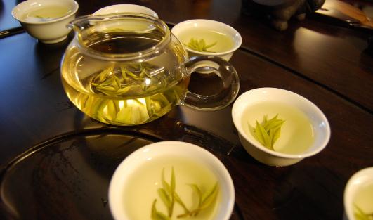喝綠茶有什麼好處？喝綠茶可以防曬