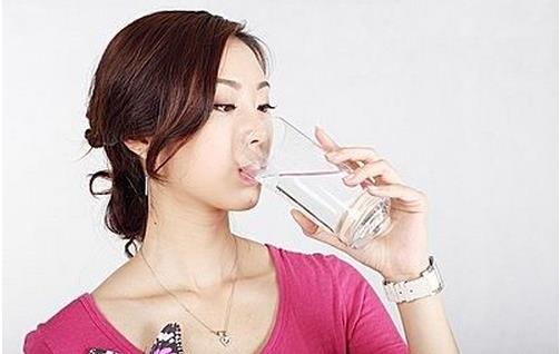 喝水做瘦臉操更有效嗎