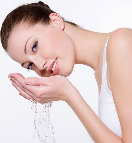 女人如何正確洗臉才健康？女人洗臉常見的誤區