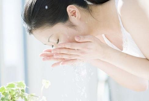 如何洗臉才是正確的？常見的洗臉誤區有哪些