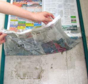 用浸濕報紙清潔紗窗